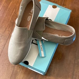 Tom’s size10 NWT